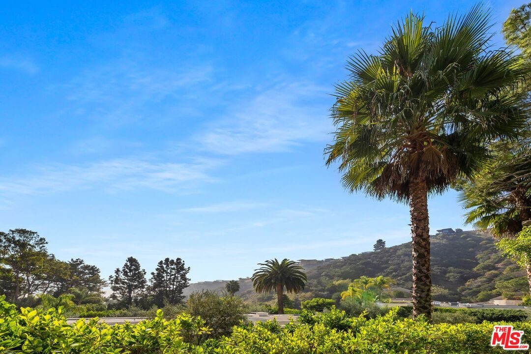 Los Angeles, California, 90069, United States, 4 Bedrooms Bedrooms, ,3 BathroomsBathrooms,Residential,For Sale,1989358