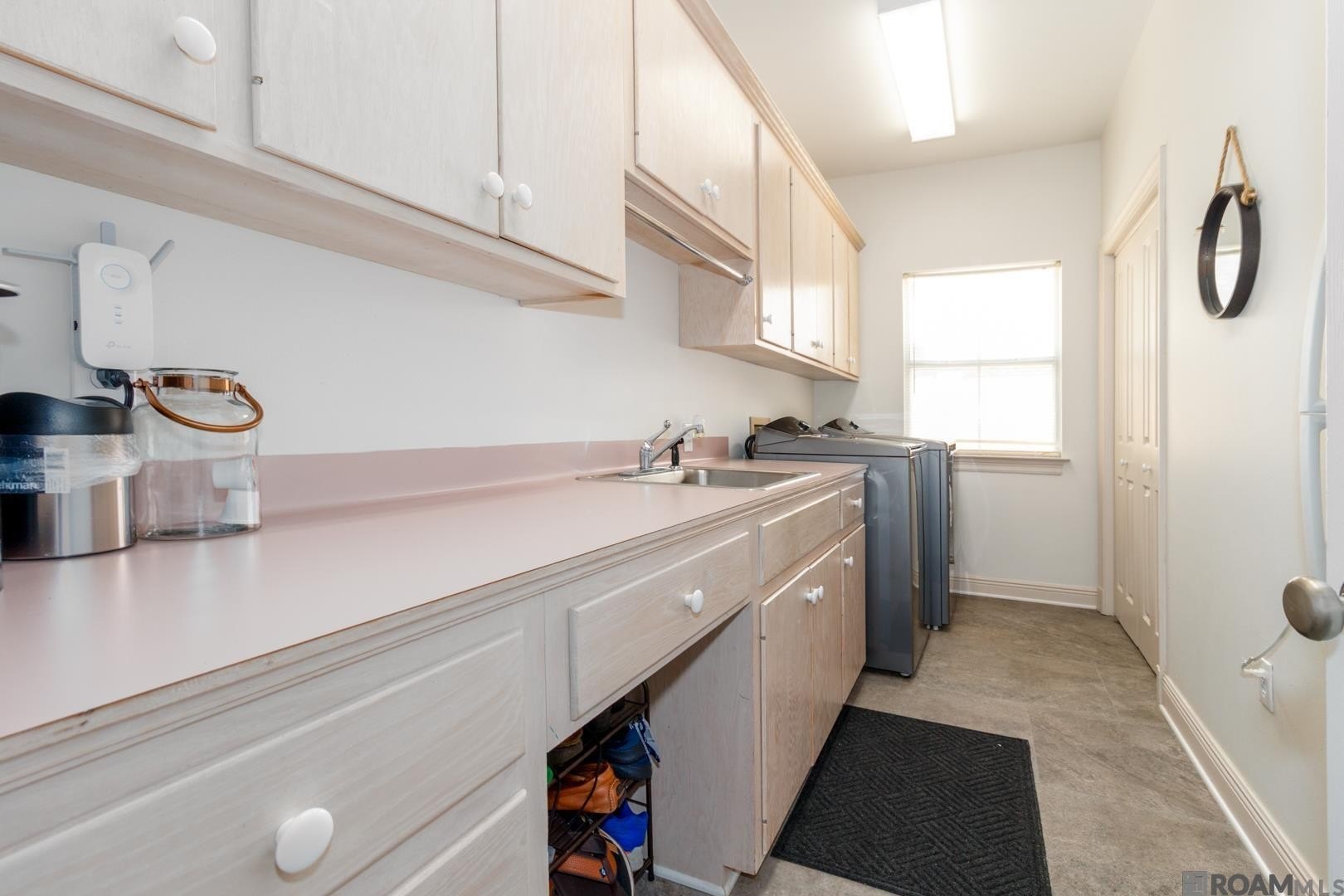 Baton Rouge, Louisiana, 70808, United States, 4 Bedrooms Bedrooms, ,3 BathroomsBathrooms,Residential,For Sale,2008098