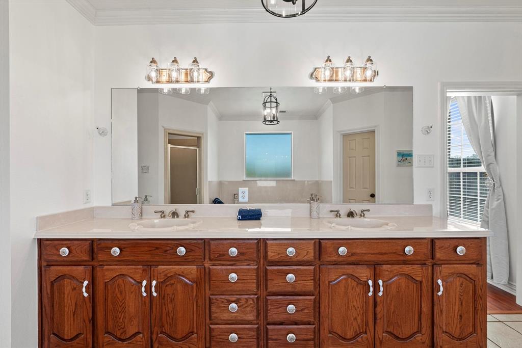 Terrell, Texas, 75160, United States, 4 Bedrooms Bedrooms, ,5 BathroomsBathrooms,Residential,For Sale,1827226