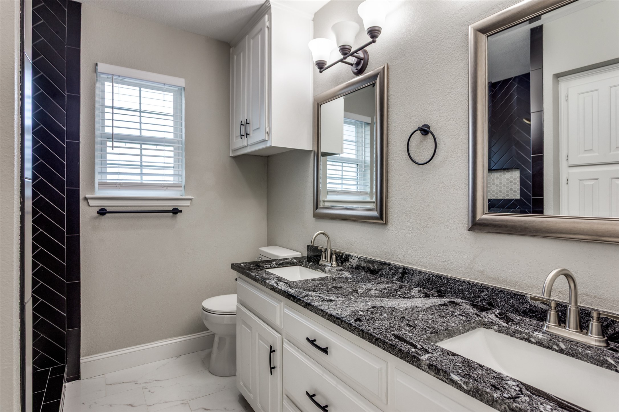 Arlington, Texas, 76013, United States, 4 Bedrooms Bedrooms, ,5 BathroomsBathrooms,Residential,For Sale,1967693