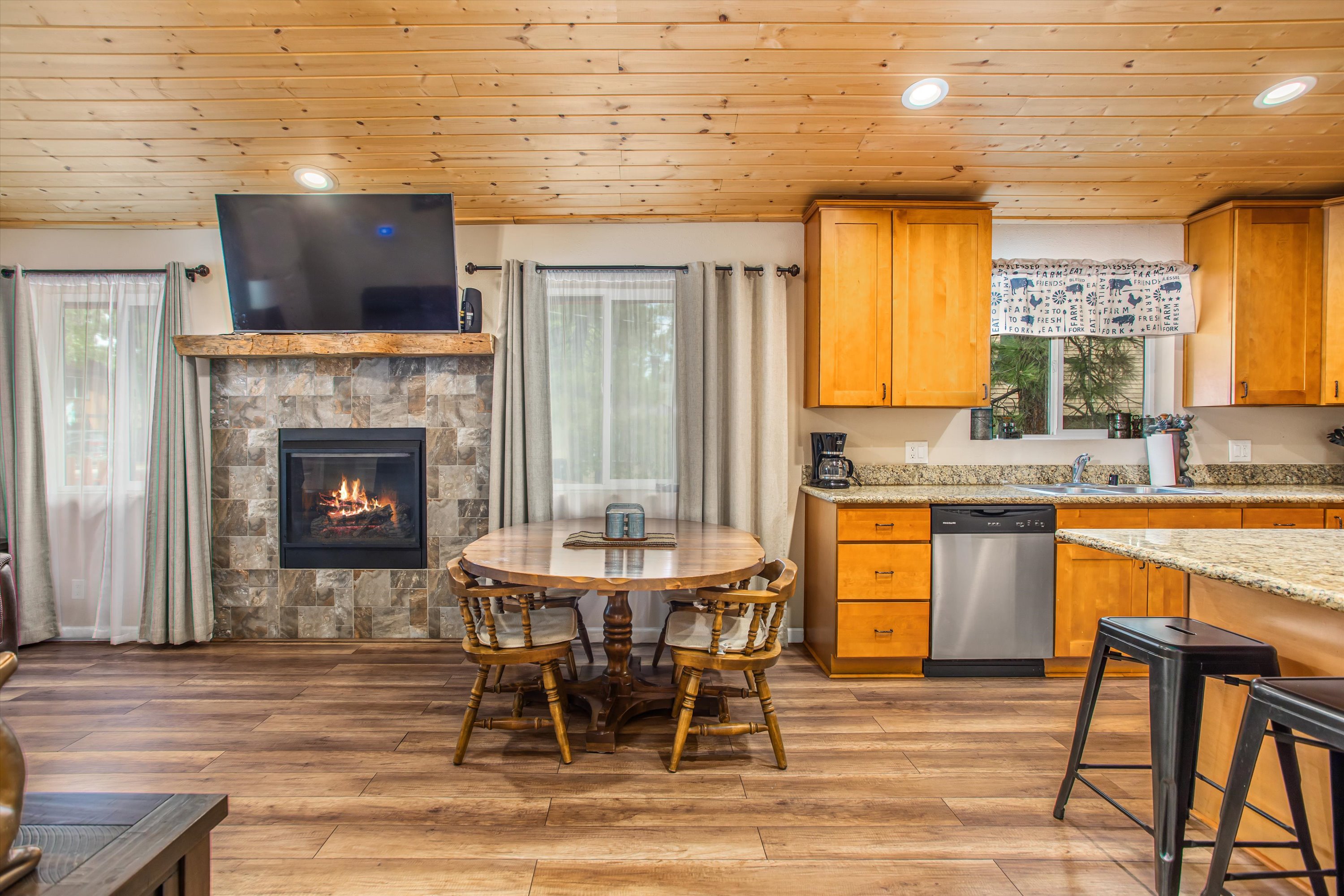 Sugarloaf, California, 92386, United States, 4 Bedrooms Bedrooms, ,2 BathroomsBathrooms,Residential,For Sale,1848559