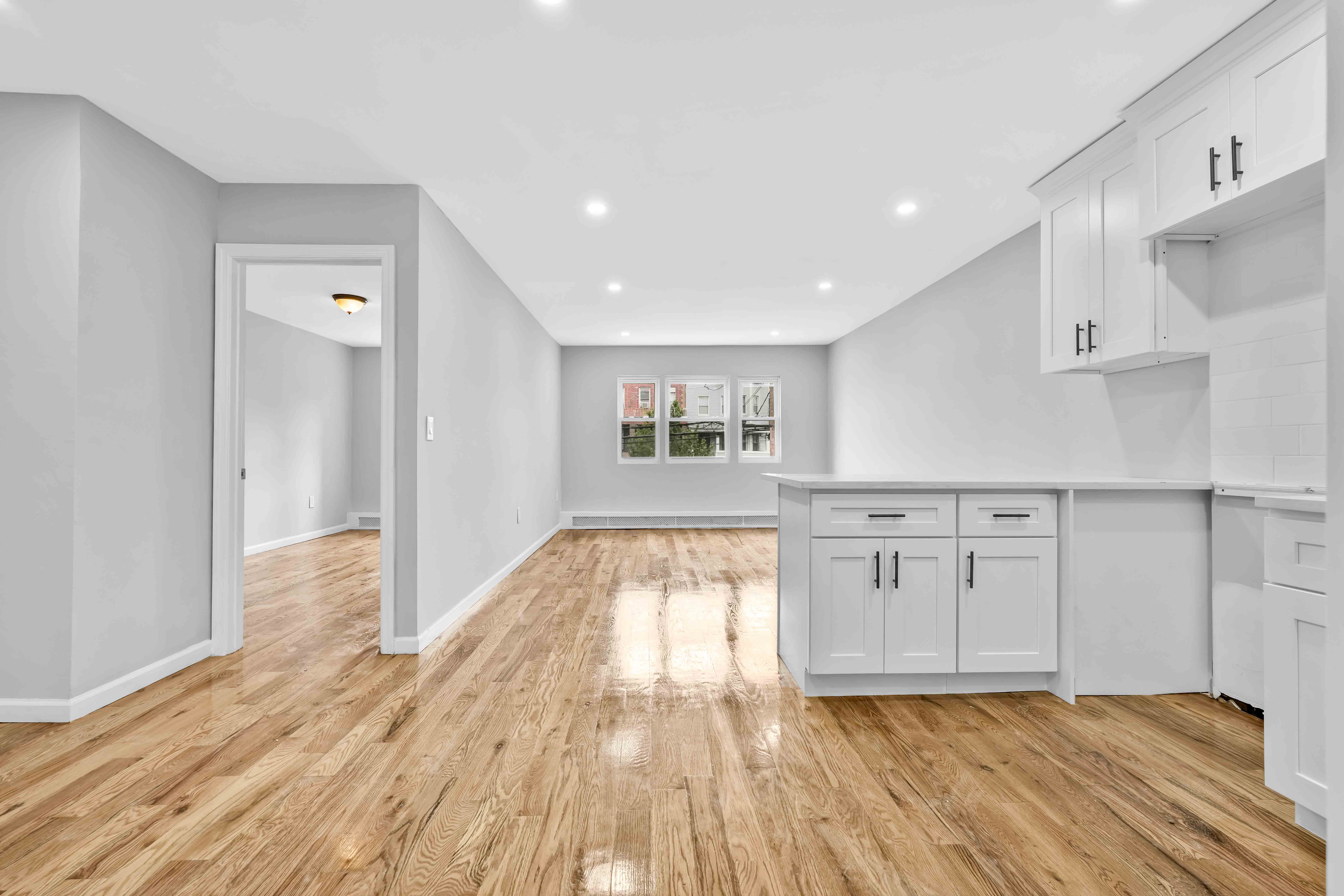 Bronx, New York, 1046, United States, 8 Bedrooms Bedrooms, ,5 BathroomsBathrooms,Residential,For Sale,1921443