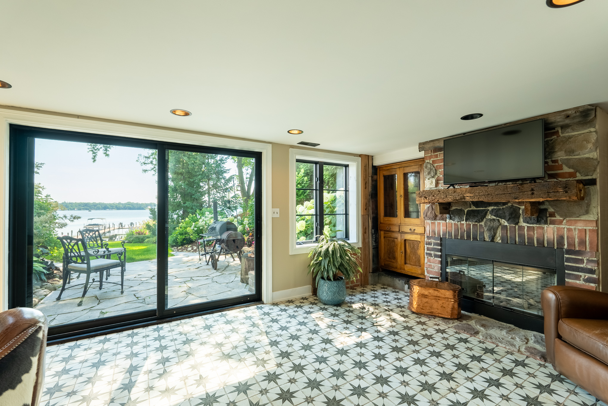  Experience the Uultimate Lakefront Lifestyle in this Legacy Home - 物件實景