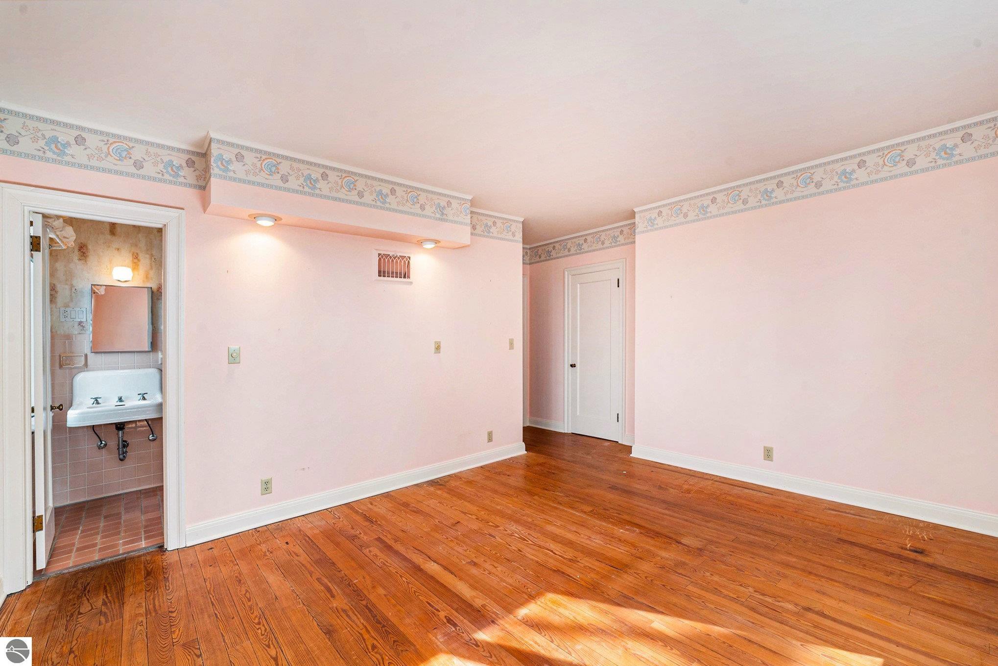 Frankfort, Michigan, 49635-9746, United States, 7 Bedrooms Bedrooms, ,5 BathroomsBathrooms,Residential,For Sale,1975140