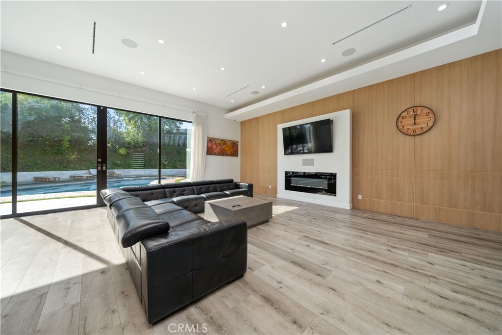 Woodland Hills, California, 91367, United States, 4 Bedrooms Bedrooms, ,2 BathroomsBathrooms,Residential,For Sale,2003177