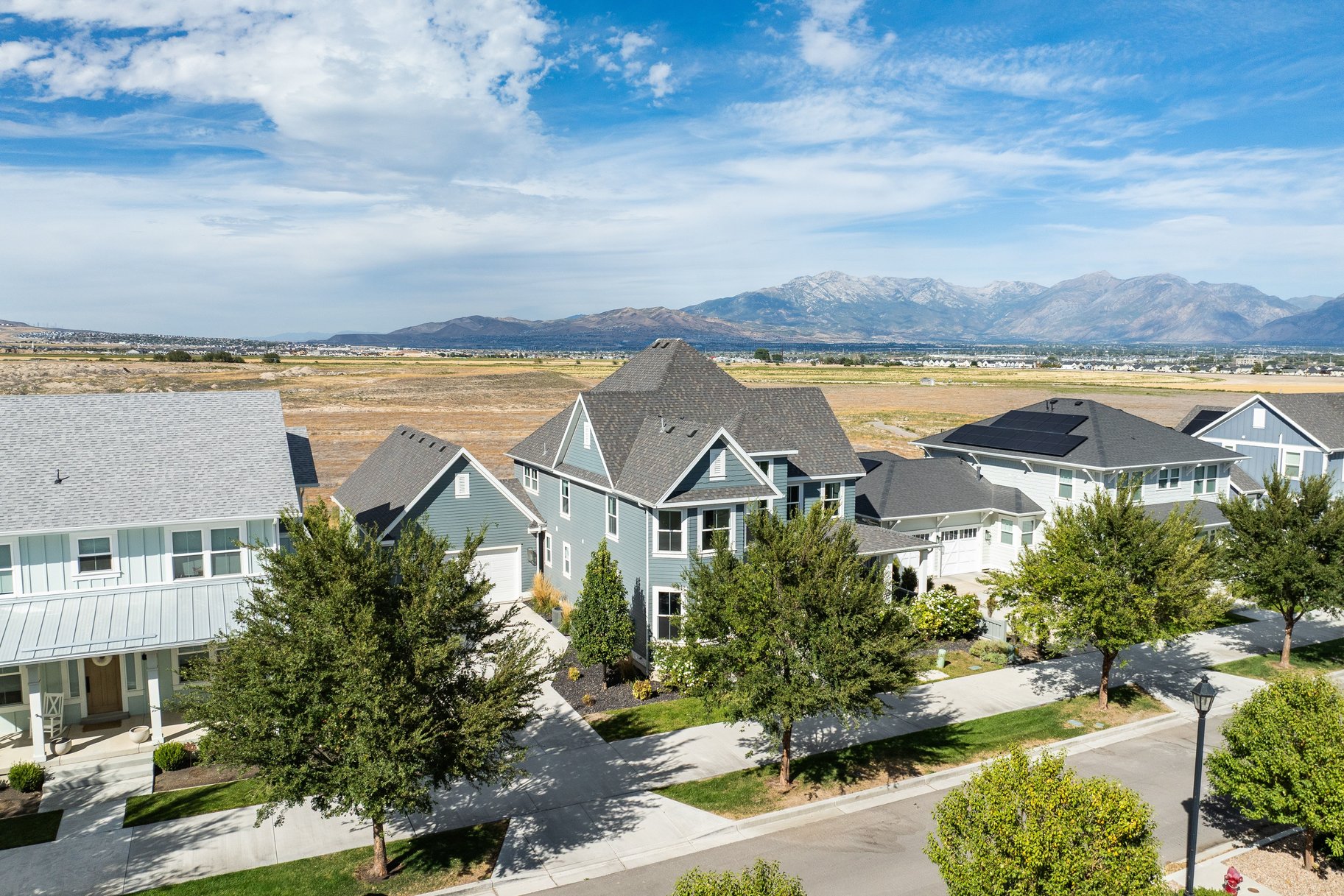  Impeccably Maintained Home with Mountain Views & Four-Car Garage - 物件實景