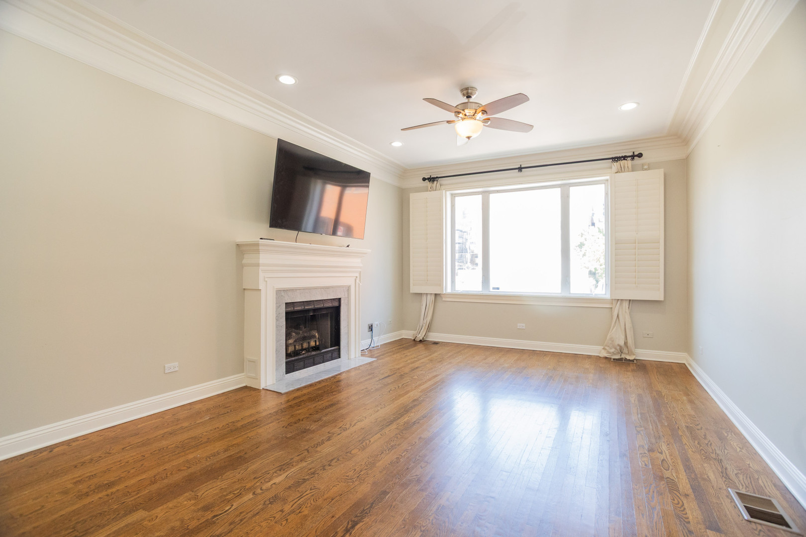 Chicago, Illinois, 60610, United States, 3 Bedrooms Bedrooms, ,3 BathroomsBathrooms,Residential,For Sale,1977363