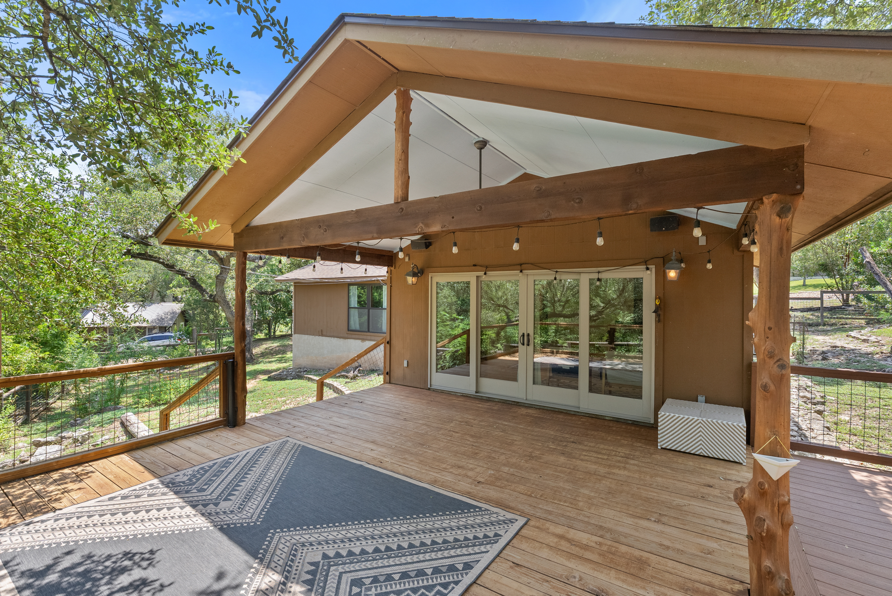  Thoughtfully Updated. Wonderfully Private. Move-In Ready - 物件實景