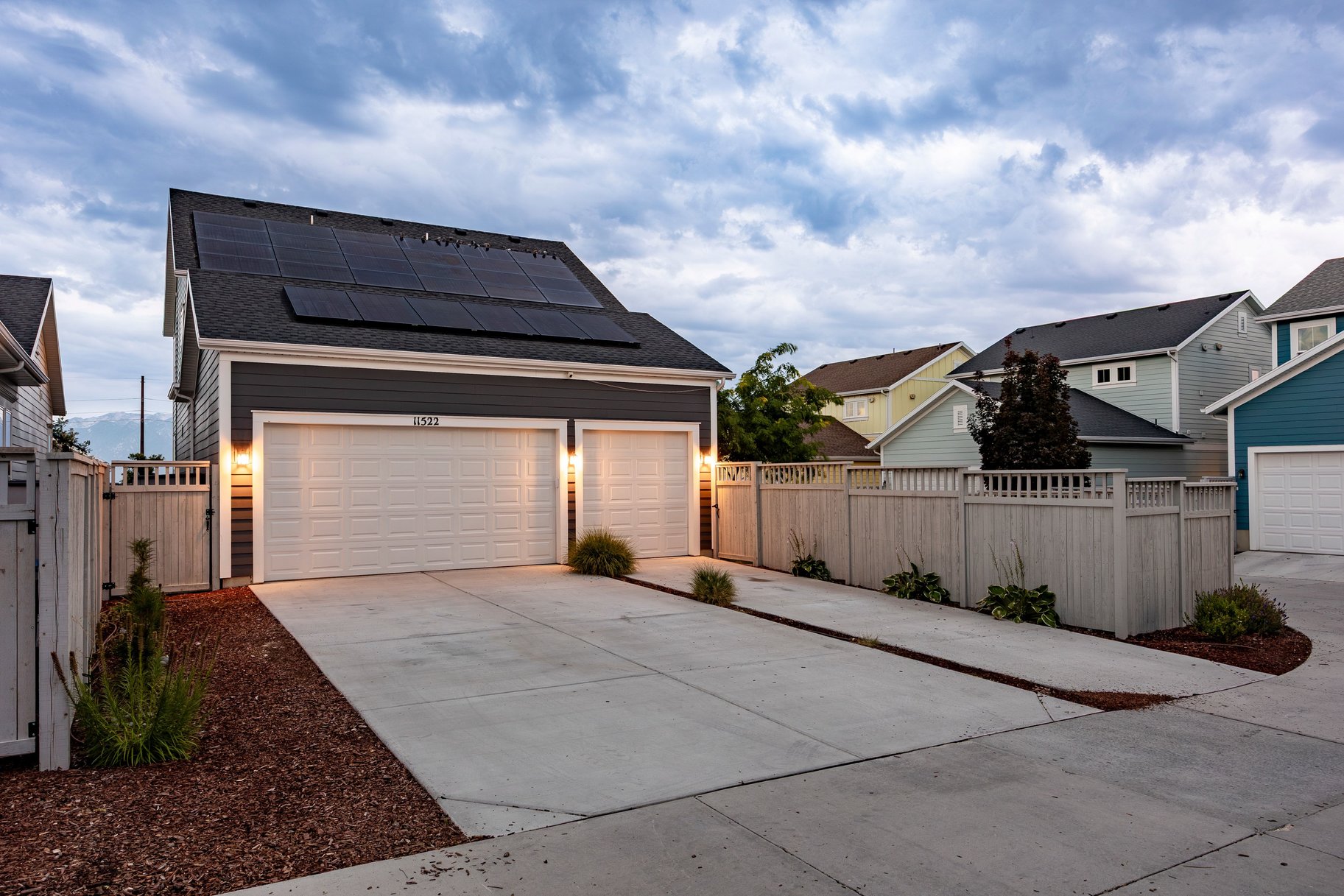  Daybreak Living With A 3-Car Garage - 物件實景