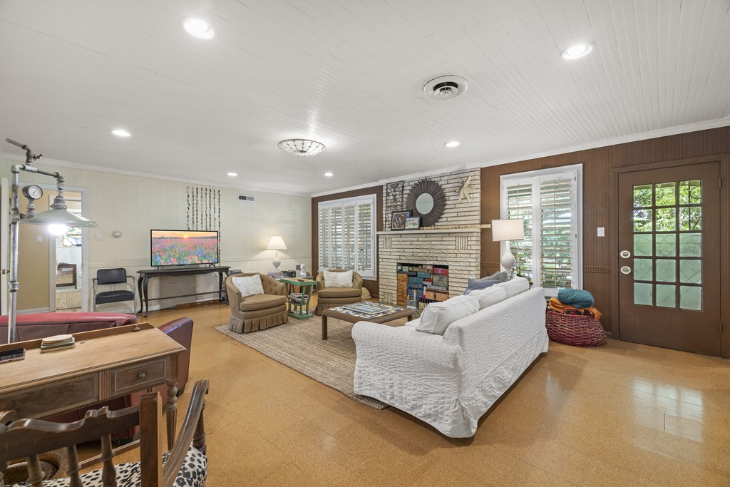 Kerrville, Texas, 78028, United States, 3 Bedrooms Bedrooms, ,2 BathroomsBathrooms,Residential,For Sale,1935754