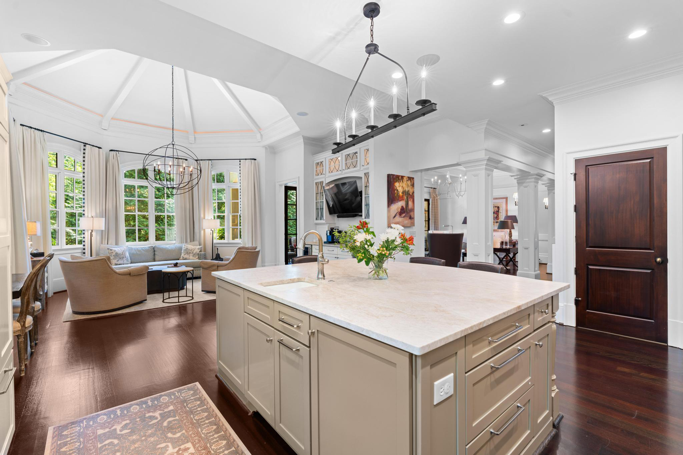  Sophisticated Newer Custom-built Home in Desirable Garden Hills - 物件實景