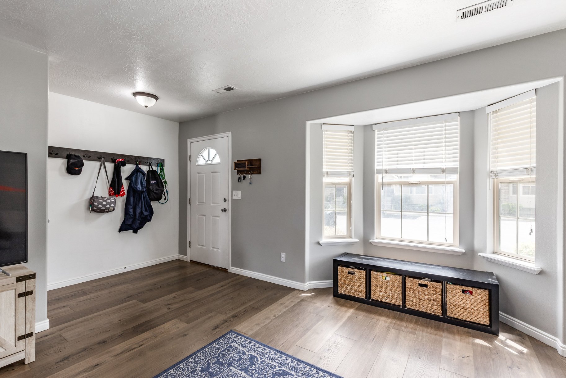  End Row Townhome in Highly Desired Location - 物件實景
