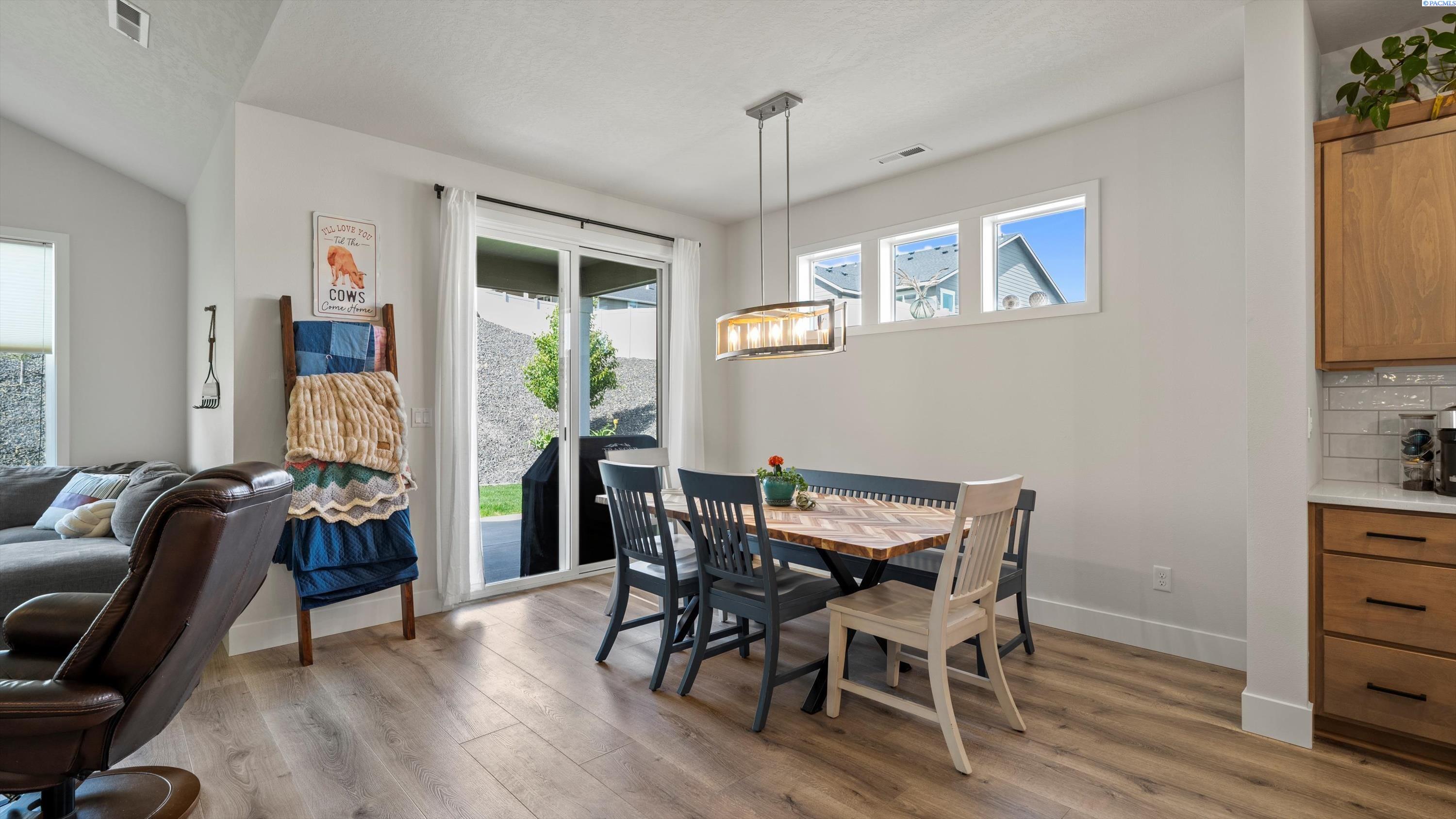 Kennewick, Washington, 99336, United States, 3 Bedrooms Bedrooms, ,3 BathroomsBathrooms,Residential,For Sale,1819962