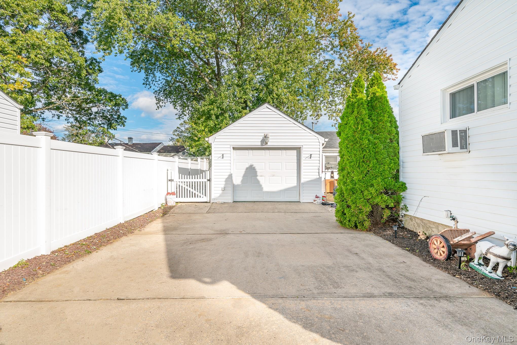 Bay Shore, New York, 11706, United States, 3 Bedrooms Bedrooms, ,1 BathroomBathrooms,Residential,For Sale,1980565