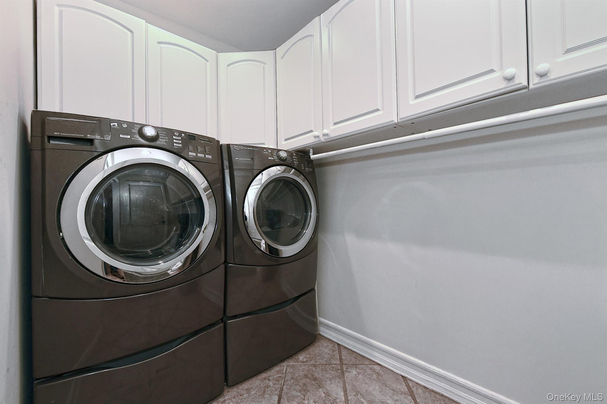 Hicksville, New York, 11801, United States, 3 Bedrooms Bedrooms, ,2 BathroomsBathrooms,Residential,For Sale,1986548