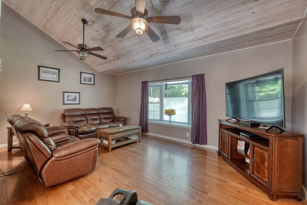 Murphy, North Carolina, 28906, United States, 3 Bedrooms Bedrooms, ,3 BathroomsBathrooms,Residential,For Sale,1902366