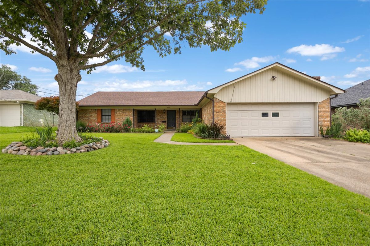 Castlegate Dr, Henderson, TX 75654 #1