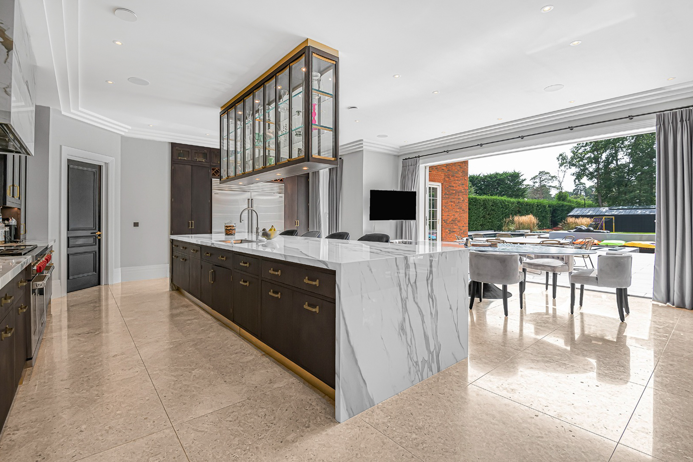  Luxury amenities and an abundance of space in this gated home - 物件實景