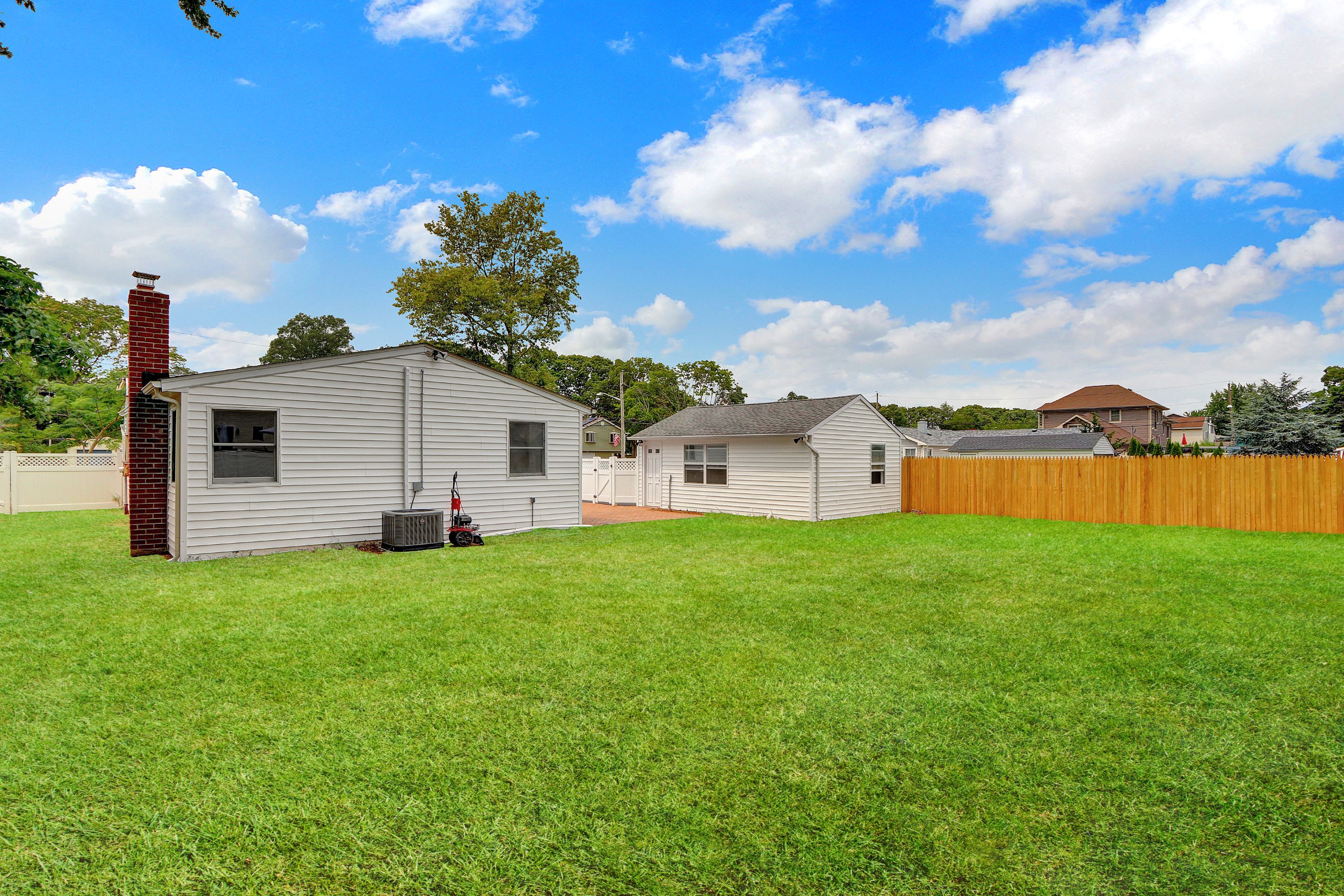 West Islip, New York, 11795, United States, 3 Bedrooms Bedrooms, ,2 BathroomsBathrooms,Residential,For Sale,1920311