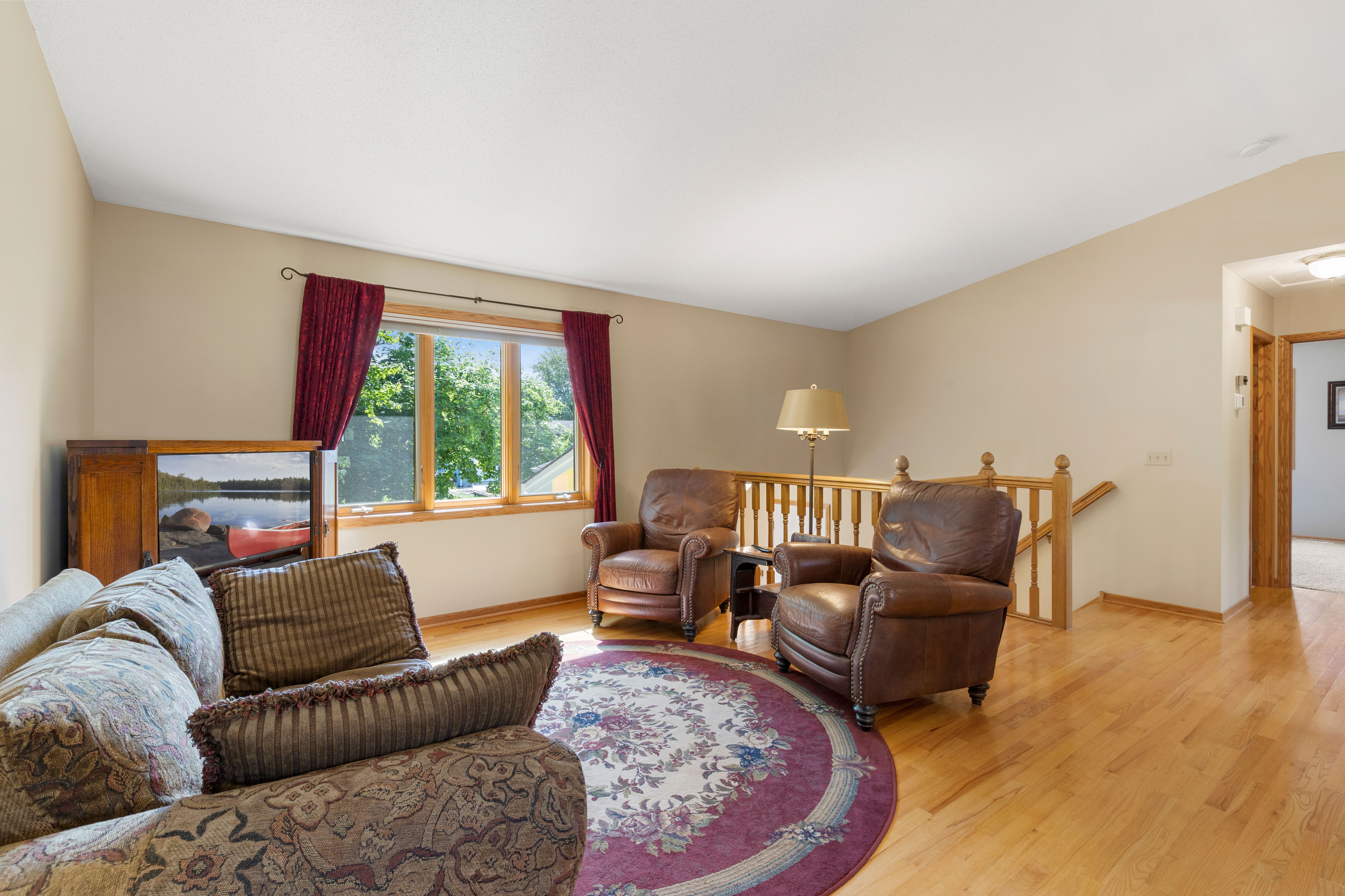 Inviting Champlin Living with Thoughtful Modern Updates - 物件實景