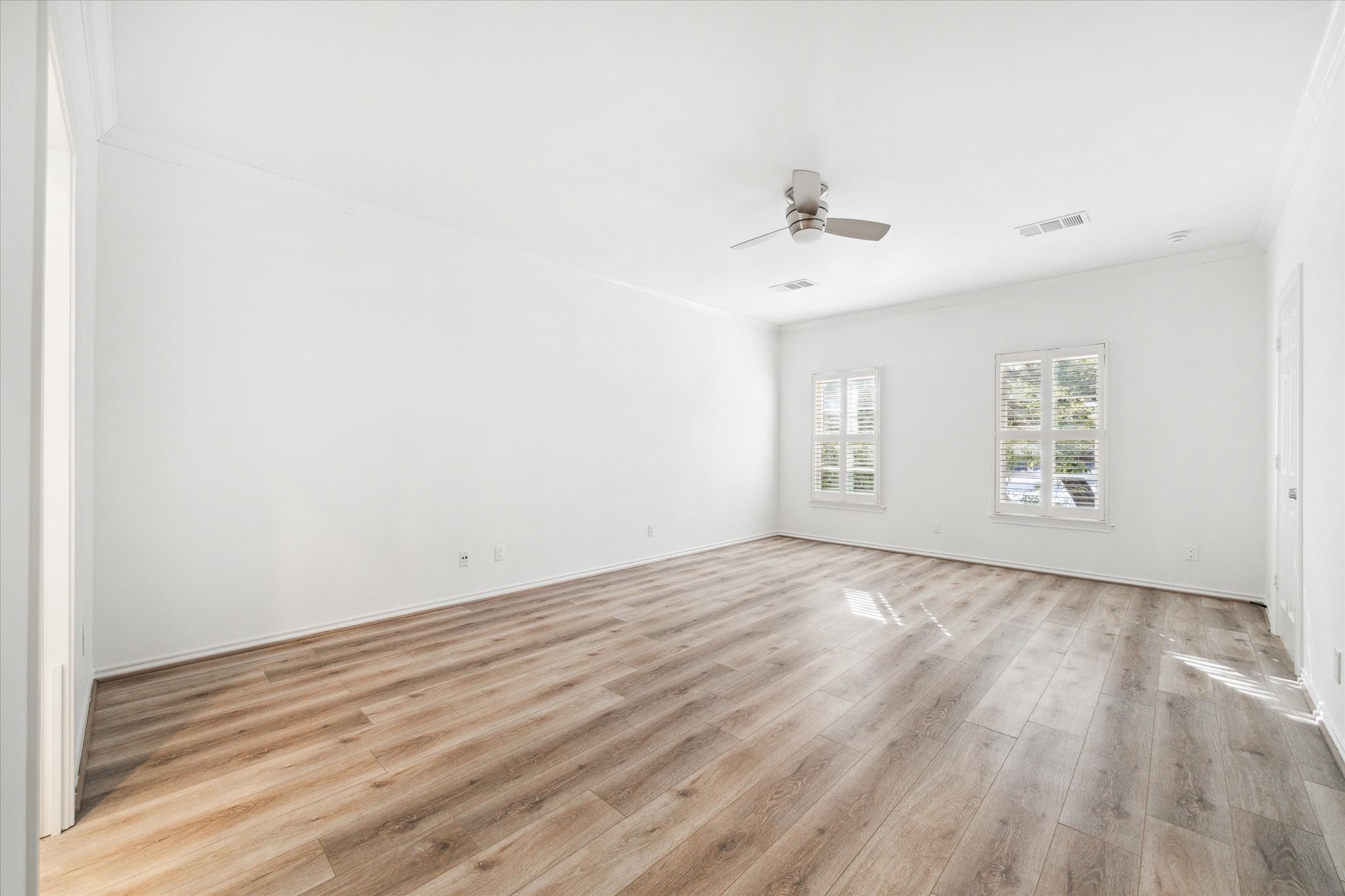 5160 Chevy Chase Drive - 物件實景