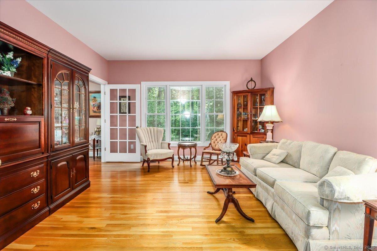 Shelton, Connecticut, 06484, United States, 5 Bedrooms Bedrooms, ,4 BathroomsBathrooms,Residential,For Sale,1943251