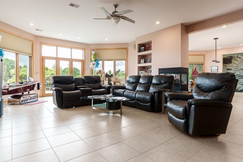 Machesney Park, Illinois, 61115, United States, 4 Bedrooms Bedrooms, ,5 BathroomsBathrooms,Residential,For Sale,2049063