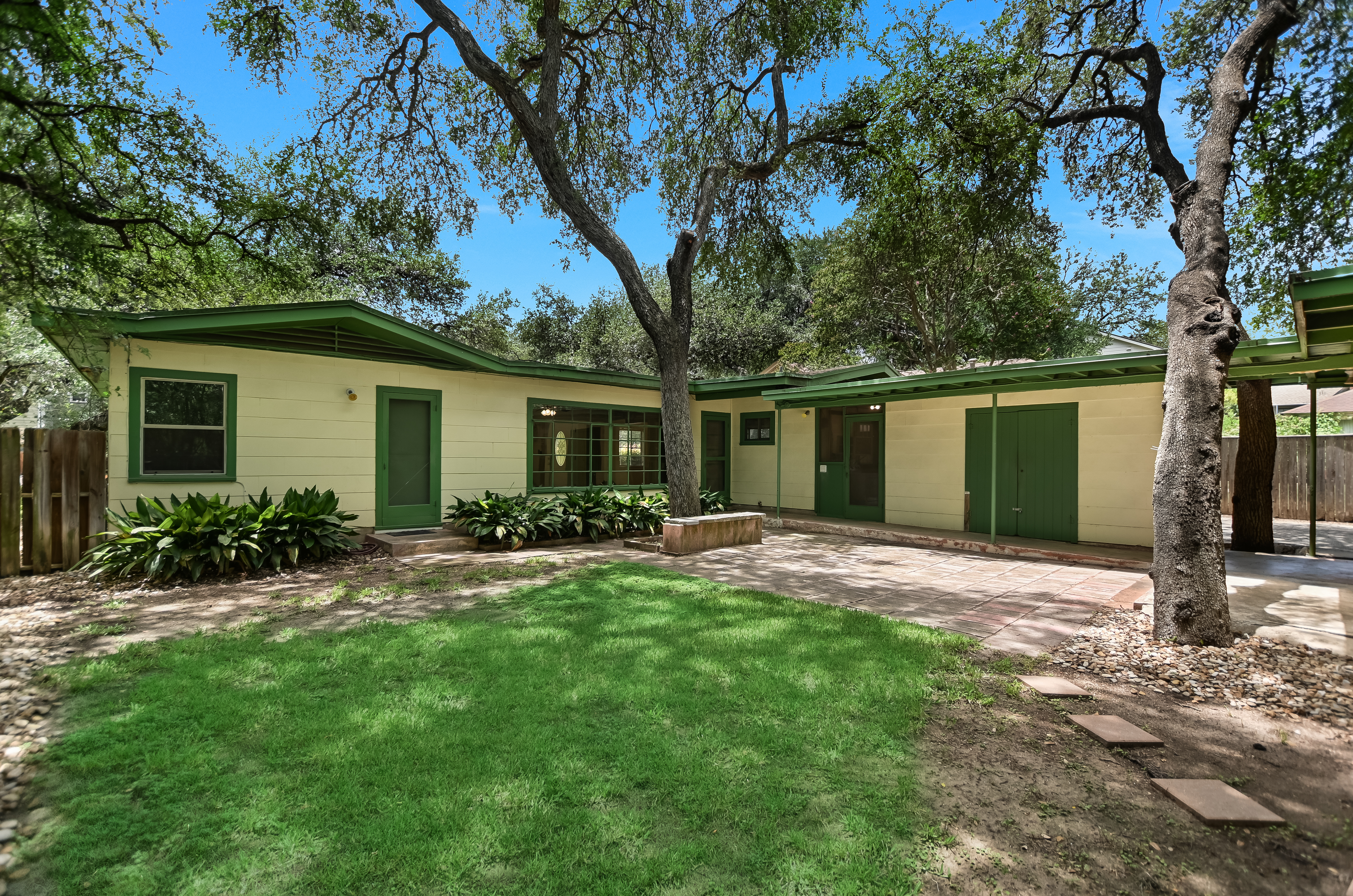  JUST LISTED in Tarrytown - 物件實景