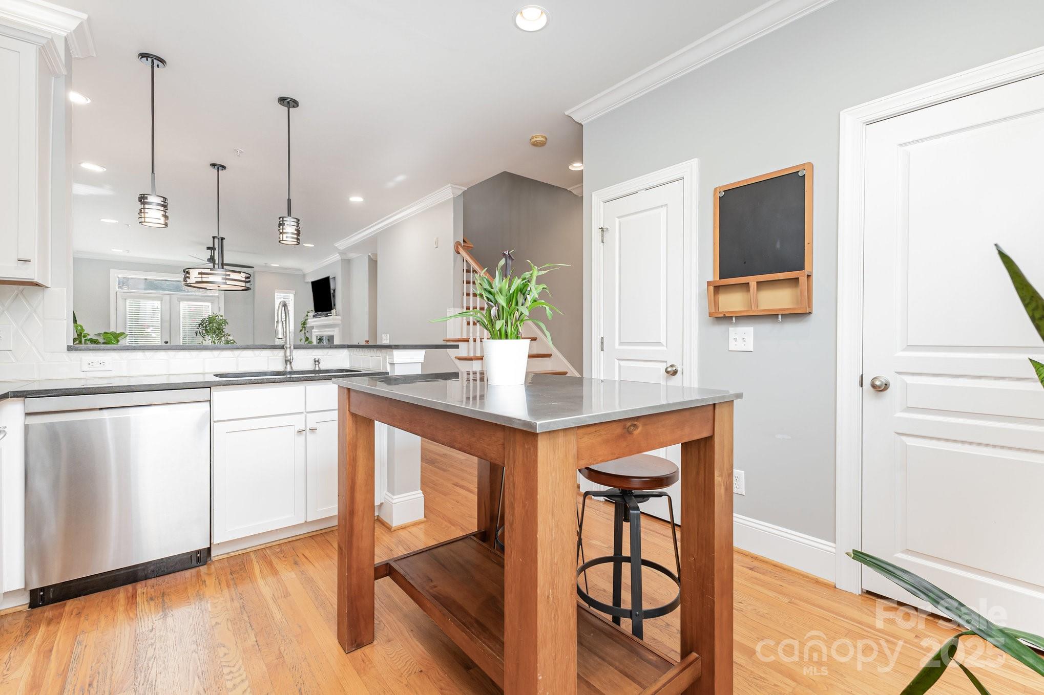 Charlotte, North Carolina, 28207, United States, 2 Bedrooms Bedrooms, ,3 BathroomsBathrooms,Residential,For Sale,1997449