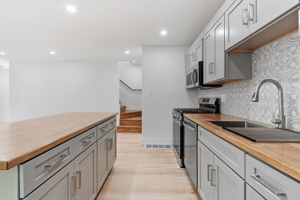 Leominster, Massachusetts, 01453, United States, 3 Bedrooms Bedrooms, ,2 BathroomsBathrooms,Residential,For Sale,1912072