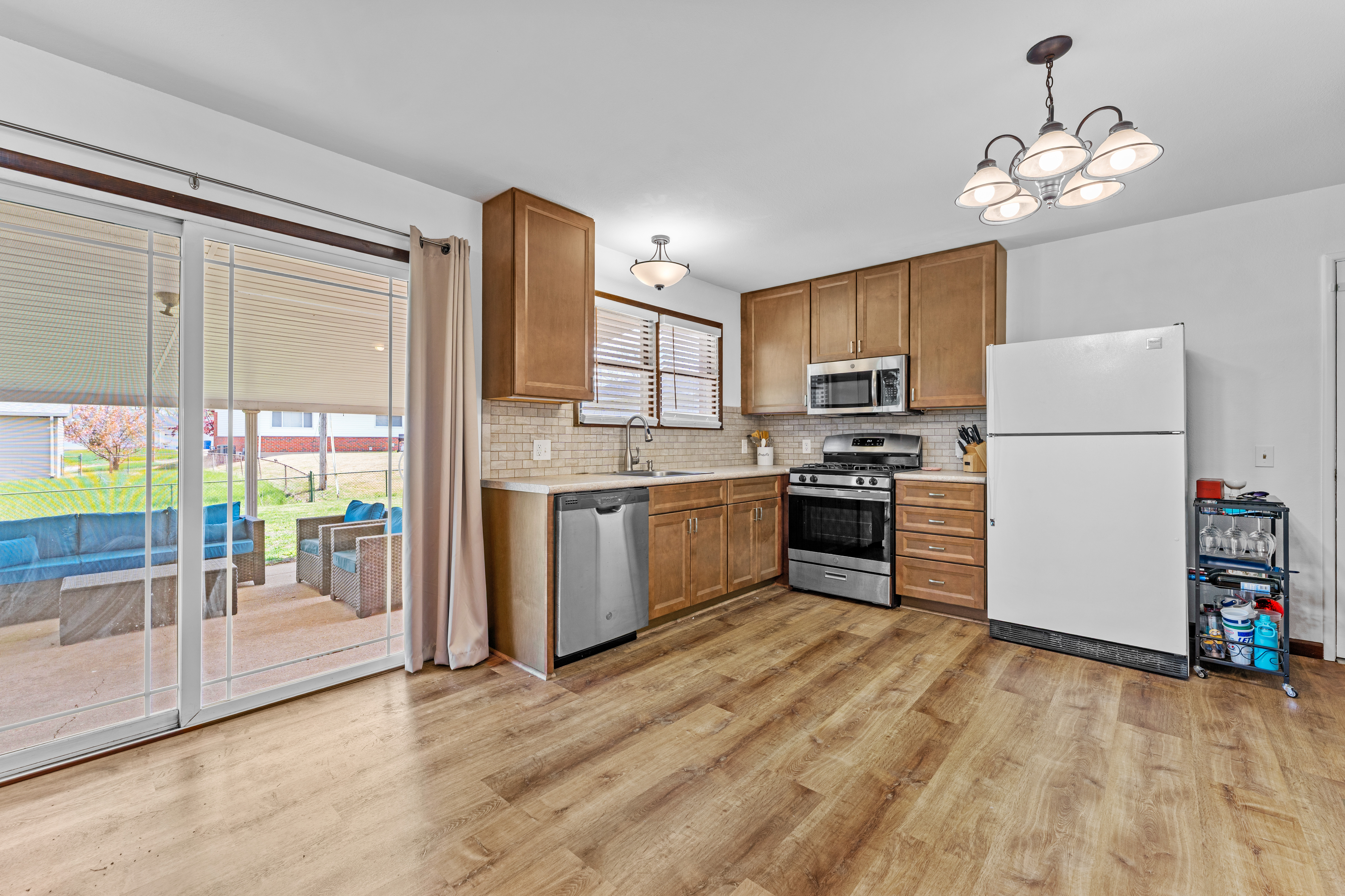  Exceptional low-maintenance brick and stone home makes - 物件實景