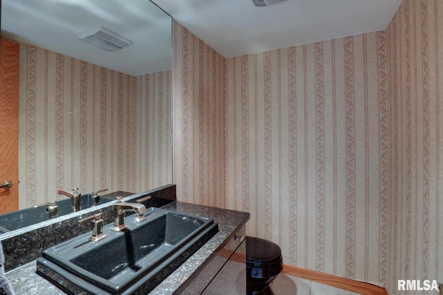 Macomb, Illinois, 61455, United States, 6 Bedrooms Bedrooms, ,5 BathroomsBathrooms,Residential,For Sale,1982236