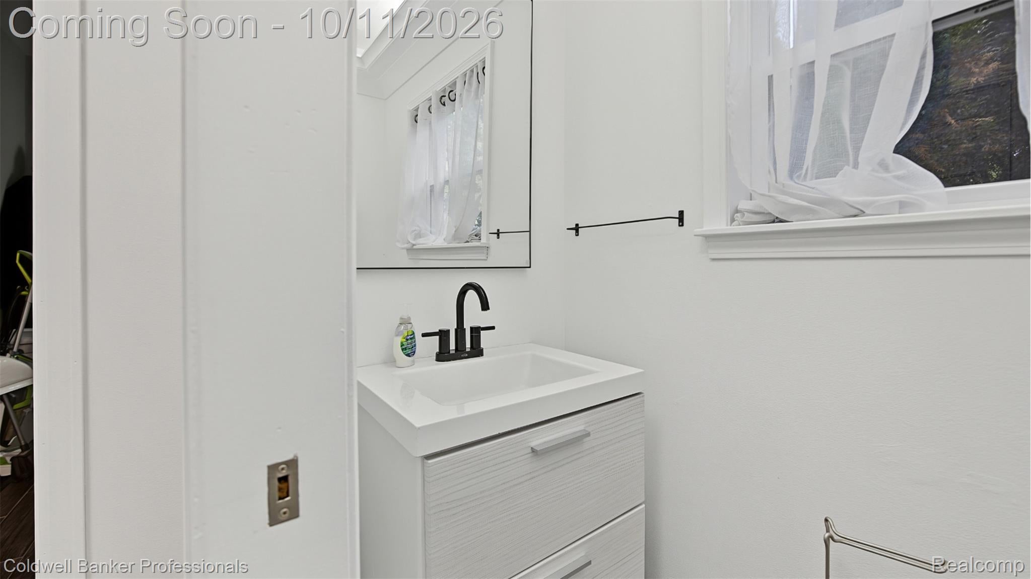 Fox River Dr, Bloomfield Hills, MI 48304