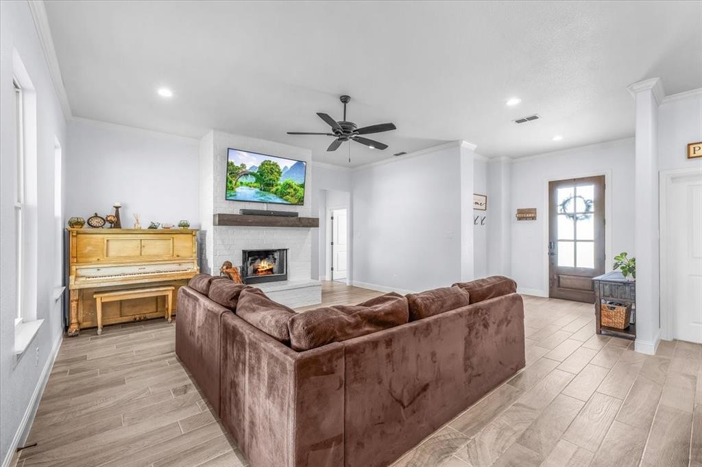 Weatherford, Texas, 76088, United States, 5 Bedrooms Bedrooms, ,5 BathroomsBathrooms,Residential,For Sale,1900599