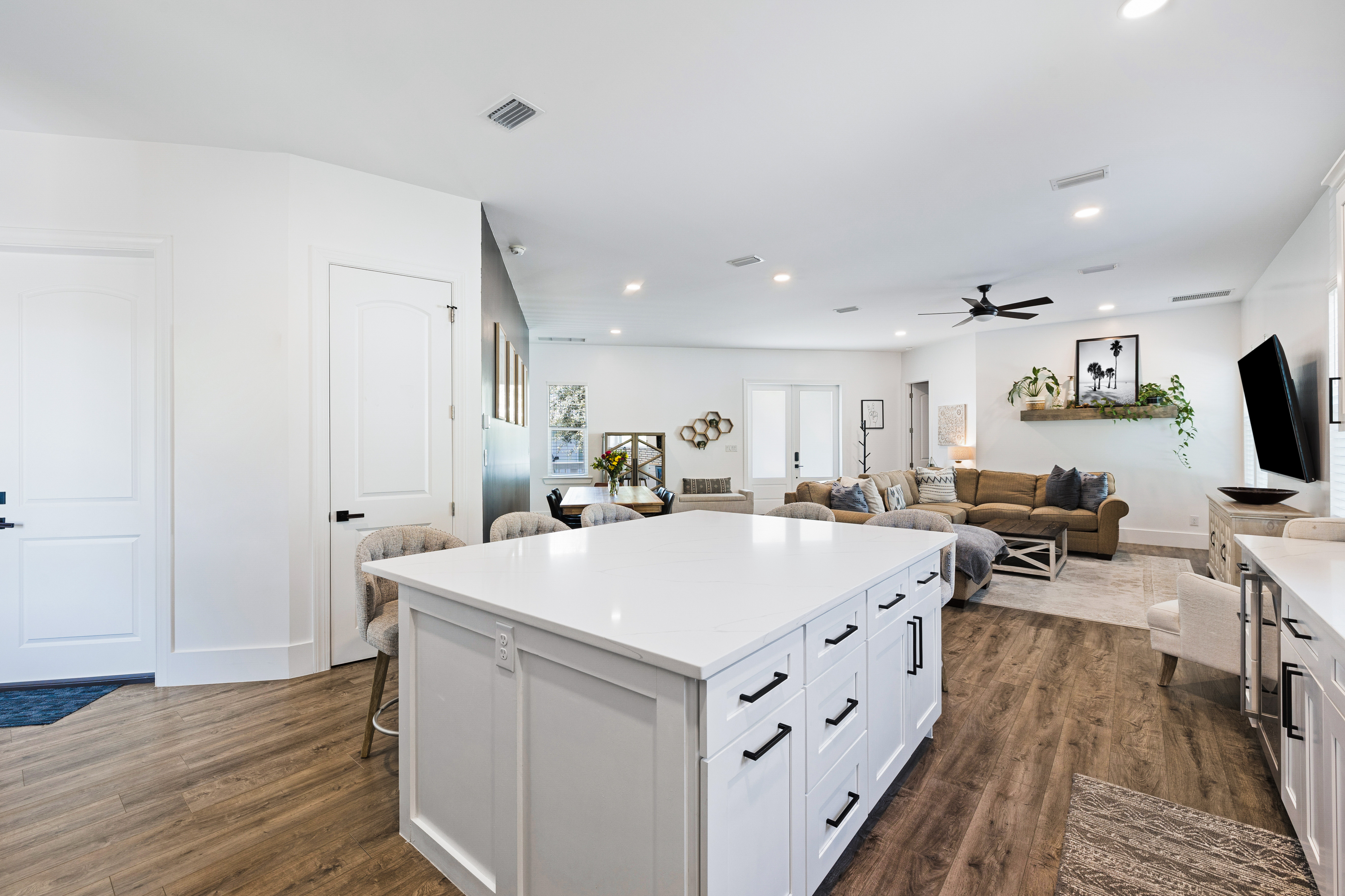  Spacious Newer-Build Home With Wraparound Porch On Gated Community Corner Lot - 物件實景
