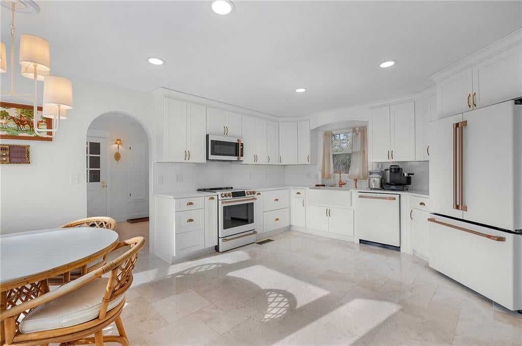 Calhoun, Georgia, 30701, United States, 4 Bedrooms Bedrooms, ,4 BathroomsBathrooms,Residential,For Sale,2005129