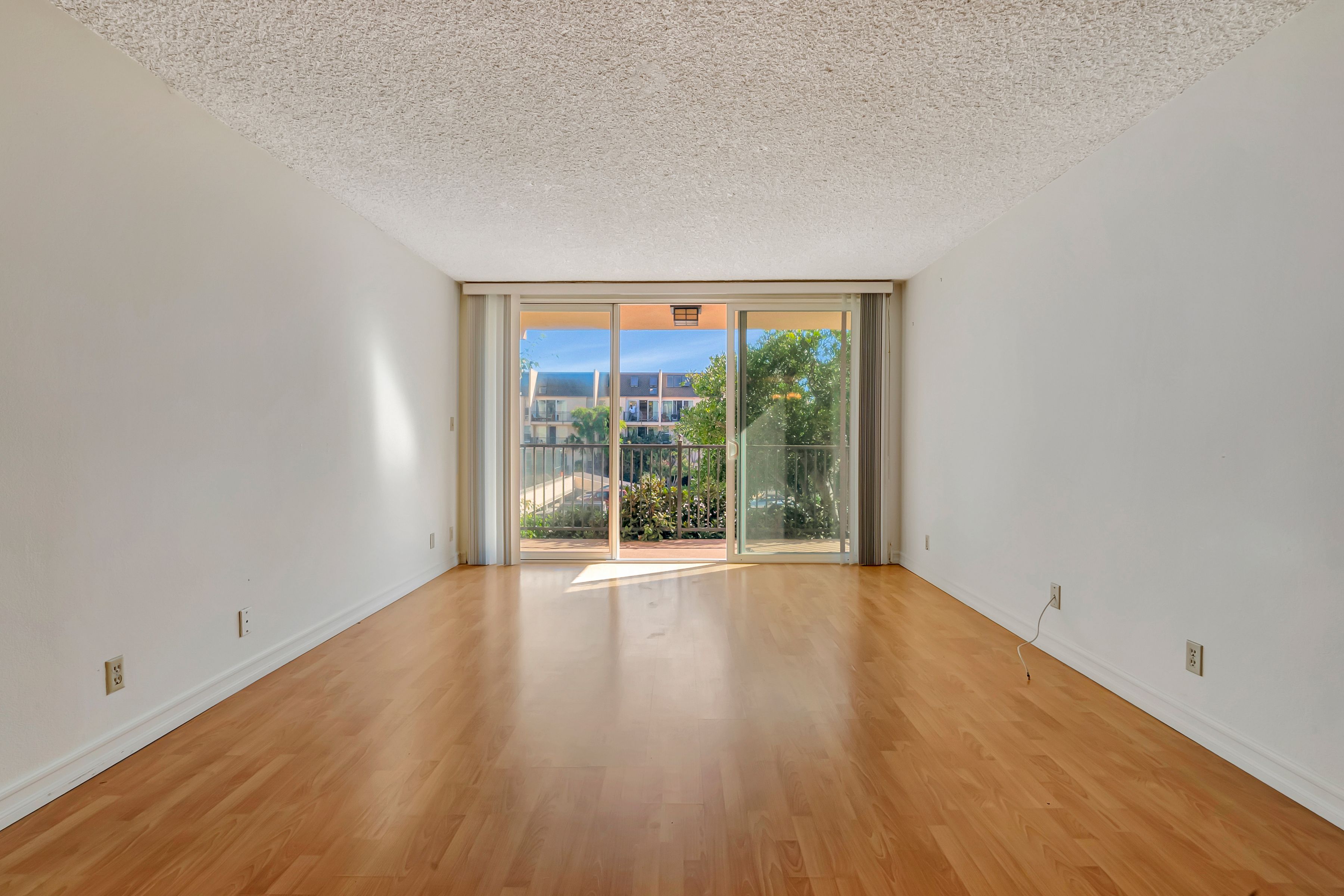  23901 Civic Center Way - 物件實景