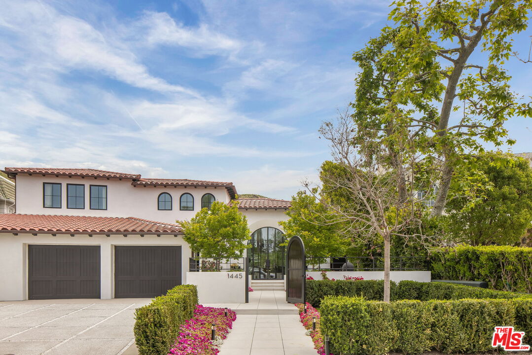 Pacific Palisades, California, 90272, United States, 4 Bedrooms Bedrooms, ,6 BathroomsBathrooms,Residential,For Sale,1796963