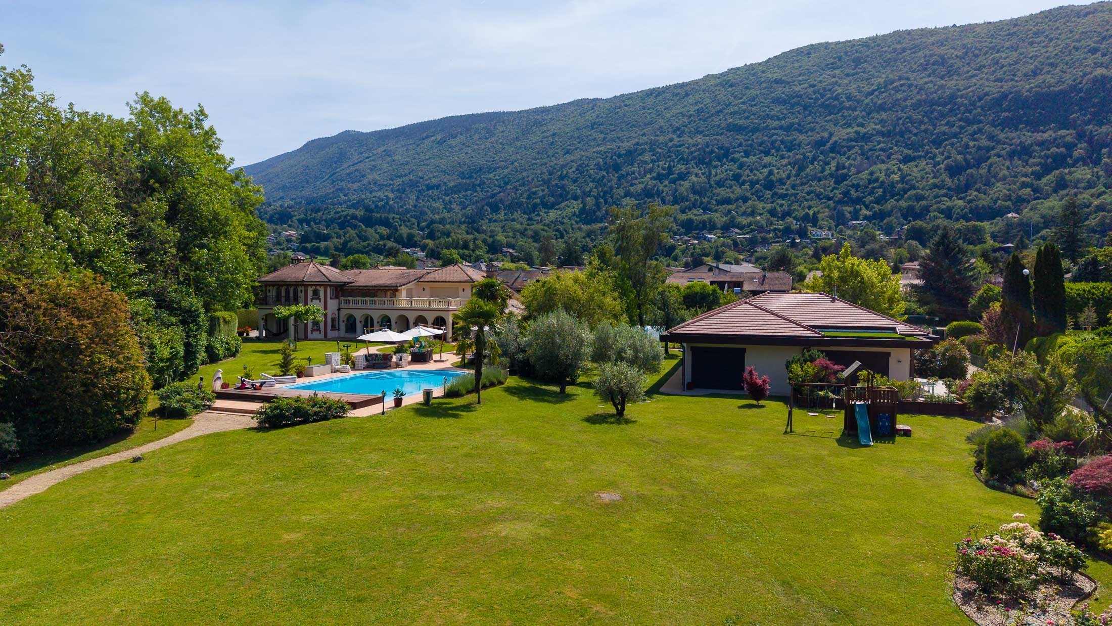  Exceptional property, unique waterfront location on Annecy
