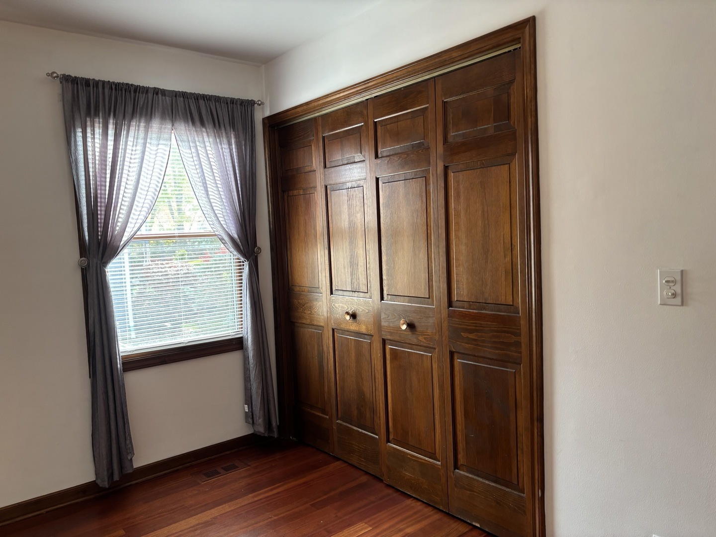 Hoffman Estates, Illinois, 60010, United States, 5 Bedrooms Bedrooms, ,3 BathroomsBathrooms,Residential,For Sale,1989423