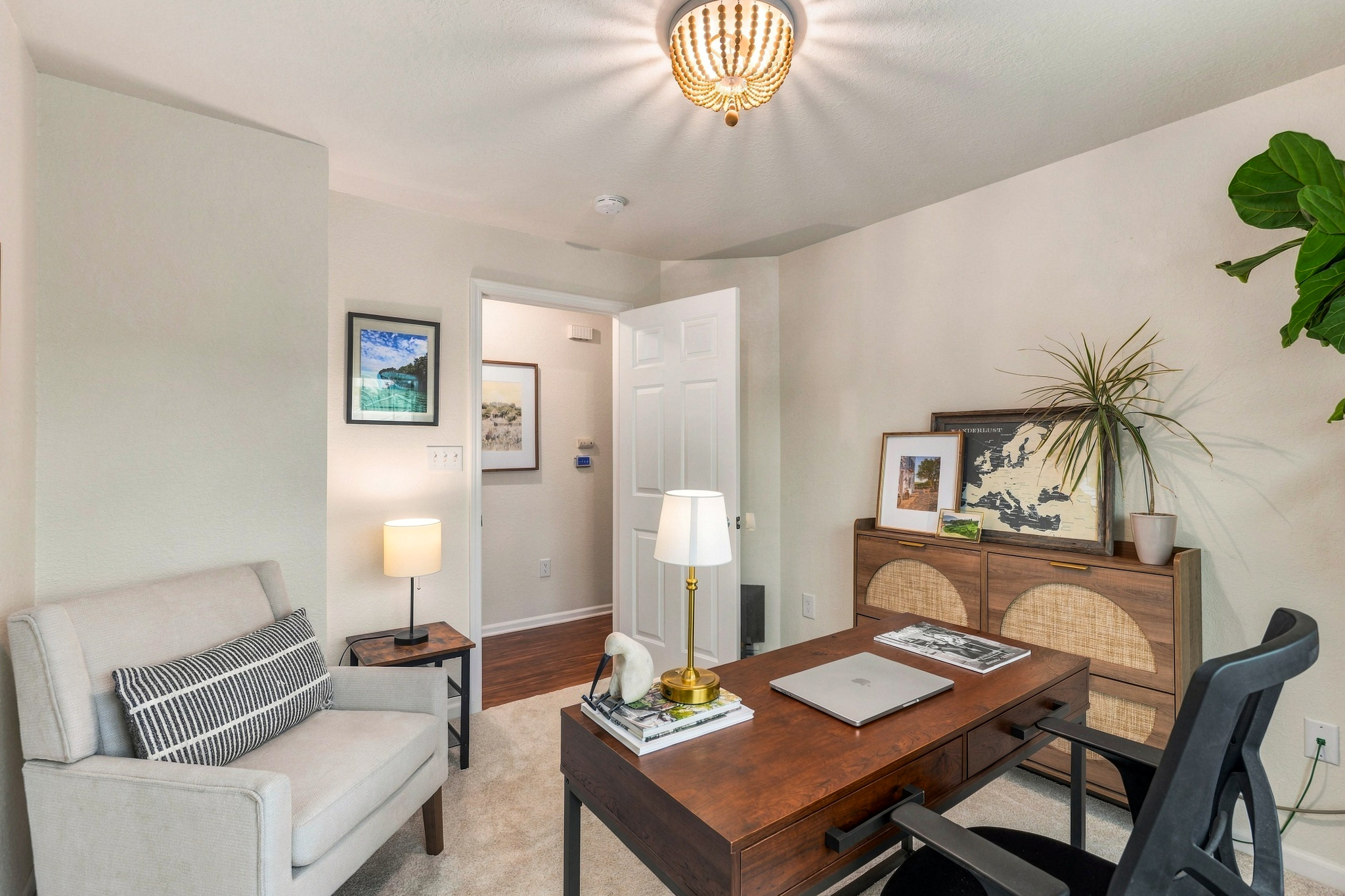  Pewaukee Condo with Scenic Pond Views & Resort Amenities - 物件實景