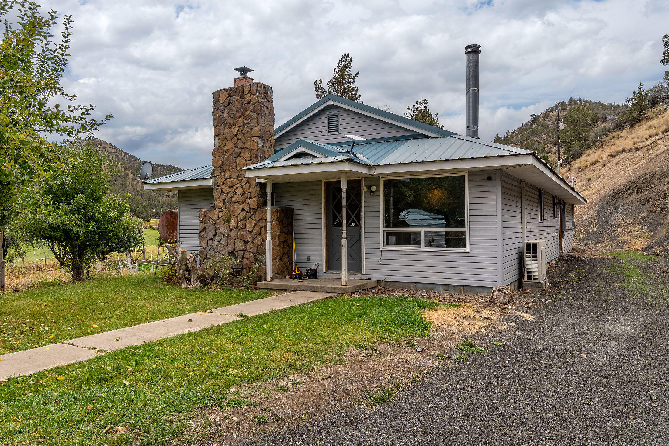 Mitchell, Oregon, 97750, United States, 3 Bedrooms Bedrooms, ,2 BathroomsBathrooms,Residential,For Sale,1965527
