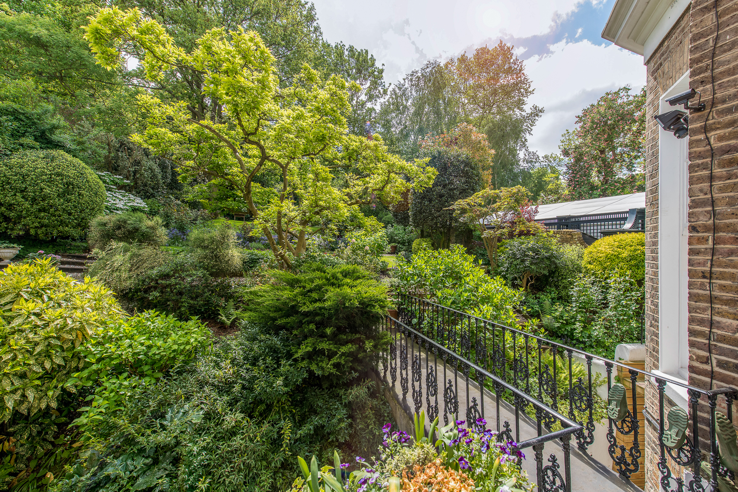  A Knightsbridge Building with a Garden Maisonette and Three Upper Residences - 物件實景