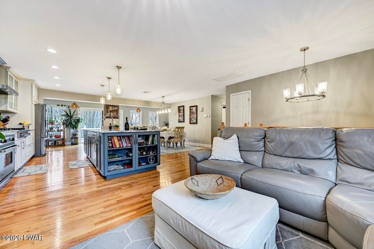 Milford, Pennsylvania, 18337, United States, 3 Bedrooms Bedrooms, ,3 BathroomsBathrooms,Residential,For Sale,2011309