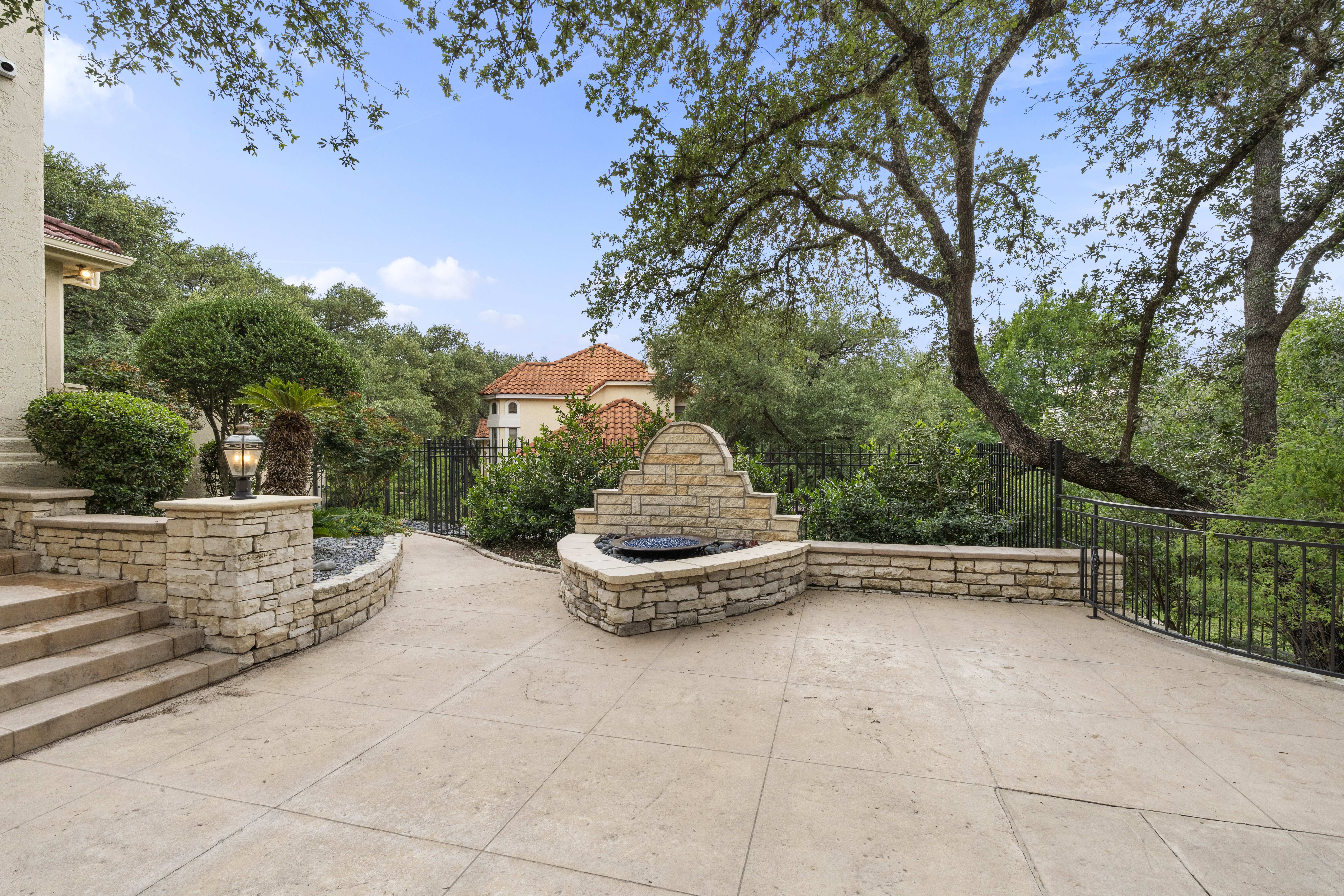  Grand Dominion Estate Showcasing Luxury, Privacy & Architectural Excellence - 物件實景
