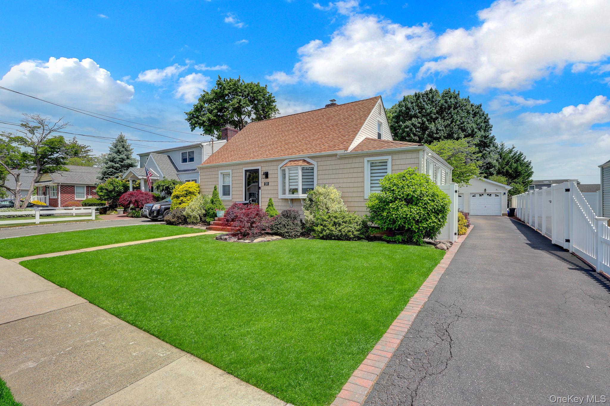  31 Locust Avenue E, Farmingdale, NY, 11735 - 物件實景