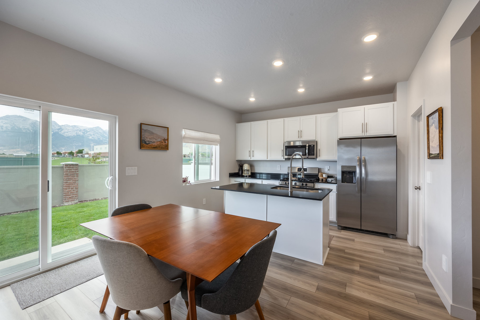  Modern 2023-Built Home with Protected Mountain Views, Walking Distance to School - 物件實景