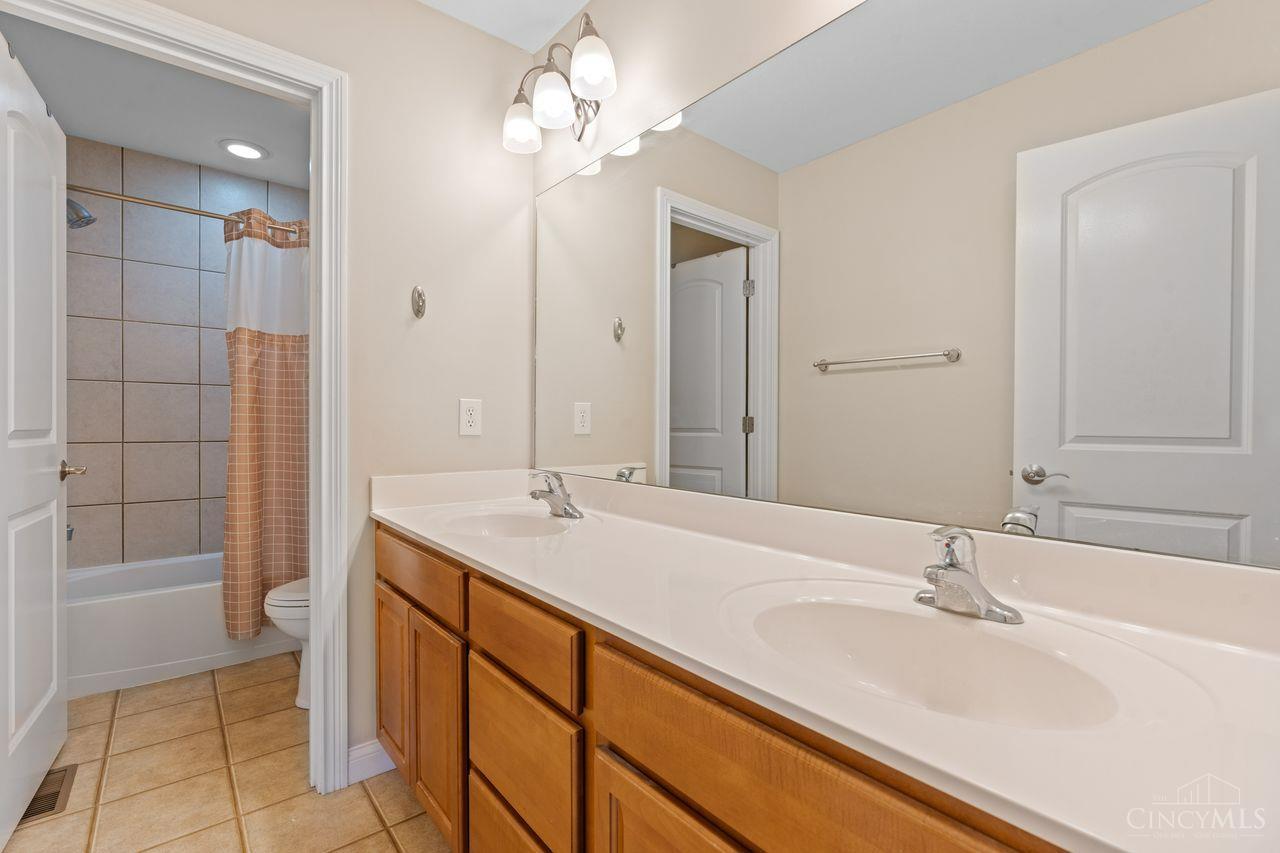 Hamilton Twp, Ohio, 45039, United States, 5 Bedrooms Bedrooms, ,4 BathroomsBathrooms,Residential,For Sale,1989607