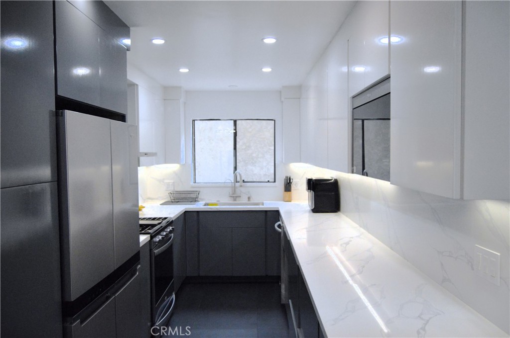 Los Angeles, California, 90025, United States, 2 Bedrooms Bedrooms, ,3 BathroomsBathrooms,Residential,For Sale,1900779