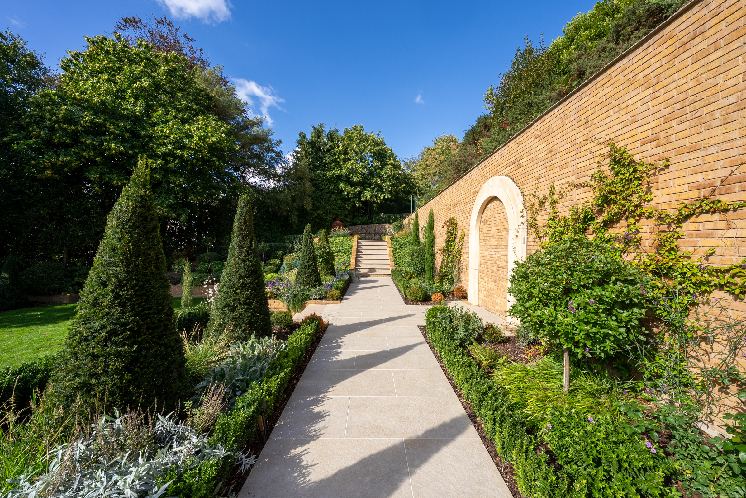  A six-bedroom St George’s Hill house with a private spa and rising-floor pool - 物件實景